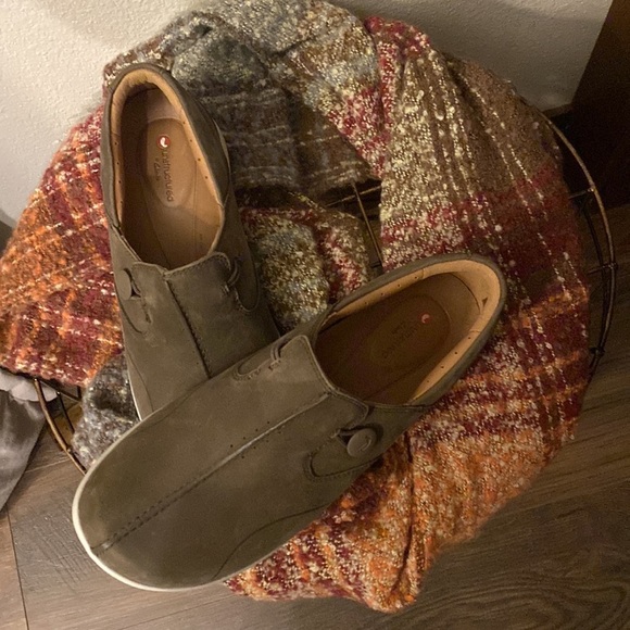 Clark’s leather loop loafer. - Picture 4 of 5